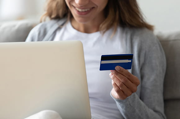 Person holding a credit card